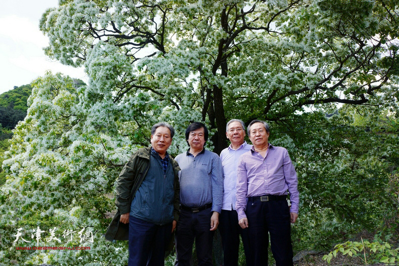 左起：霍然、史振岭、张树森、刘国胜在长城书画院创作基地。