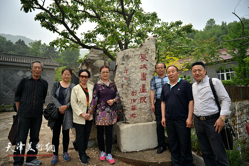 左起：王佩翔、李知远、崔燕萍、王俊英、刘士忠、李建华、单连辰在长城书画院创作基地。