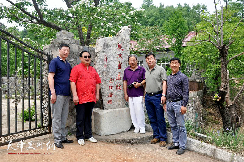 左起：王勇、范厚诚、霍然、韩书君、霍增现在长城书画院创作基地。