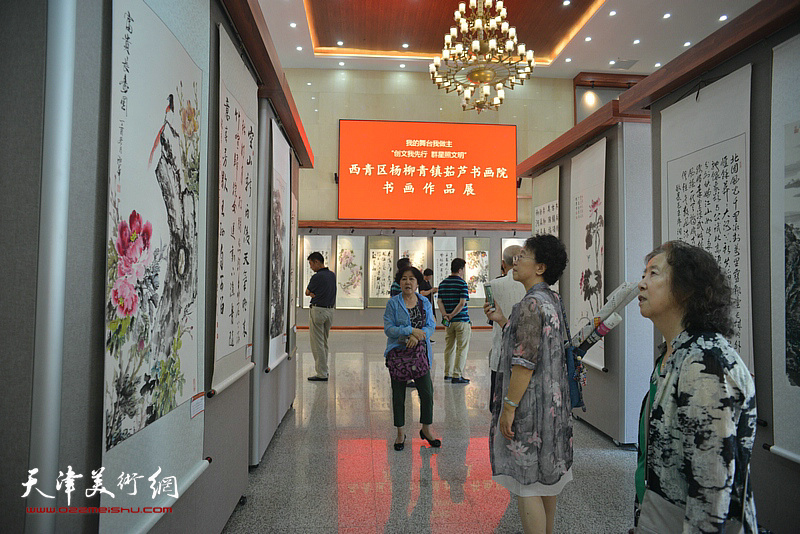 杨柳青镇茹芦书画院书画作品展现场。