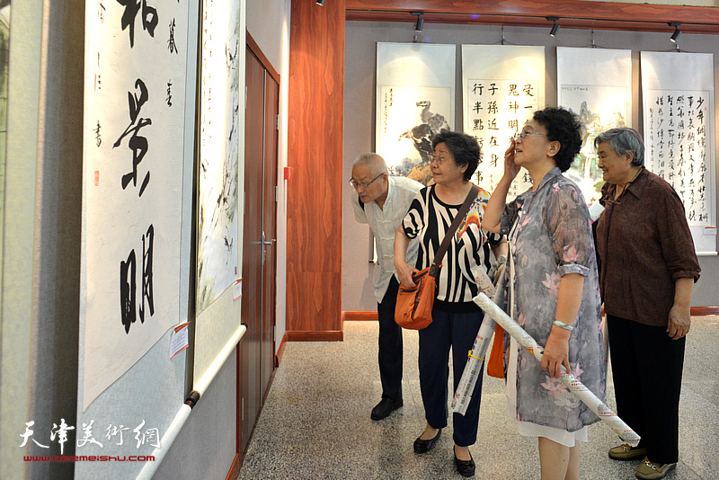 杨柳青镇茹芦书画院书画作品展现场。