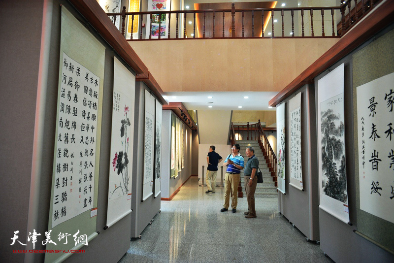 杨柳青镇茹芦书画院书画作品展现场。