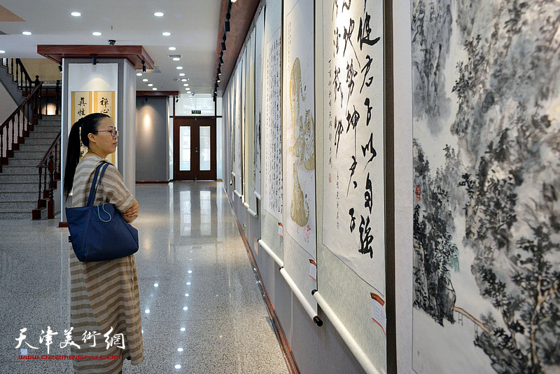 杨柳青镇茹芦书画院书画作品展现场。