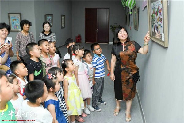 原卫妮老师在活动现场给孩子们讲画。