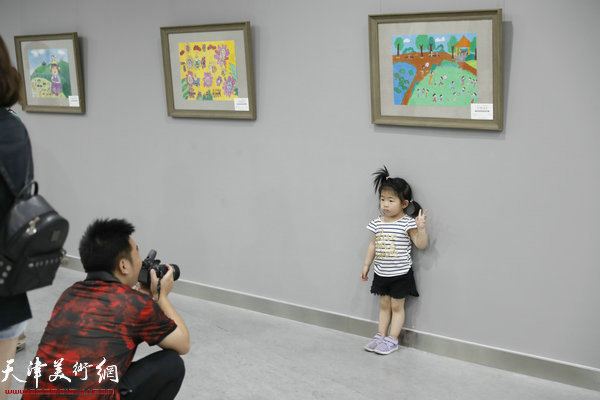 东丽区第三届少儿创意美术作品展现场。