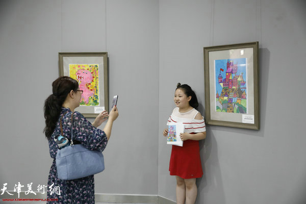 东丽区第三届少儿创意美术作品展现场。