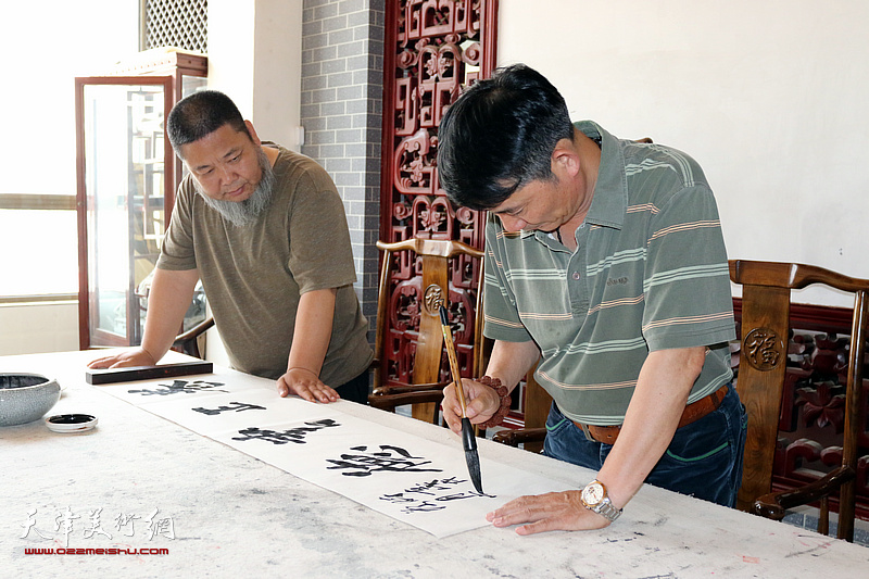 天津书画家到访张法东艺术工作室参观交流