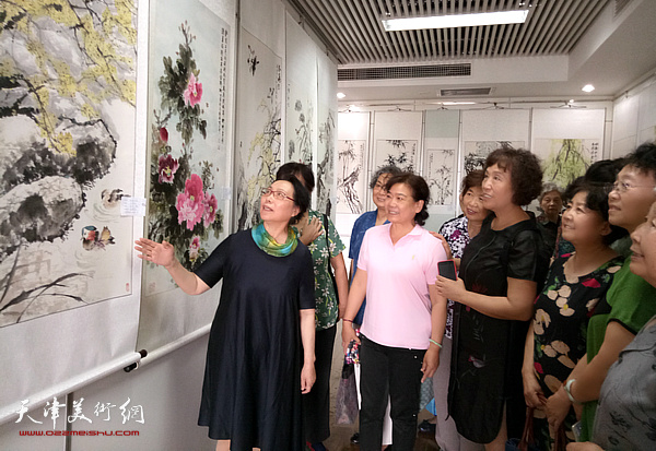 崔燕萍与学生们观赏展品。
