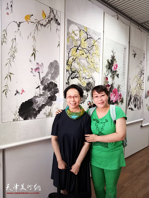 崔燕萍与学生张琪在画展现场。