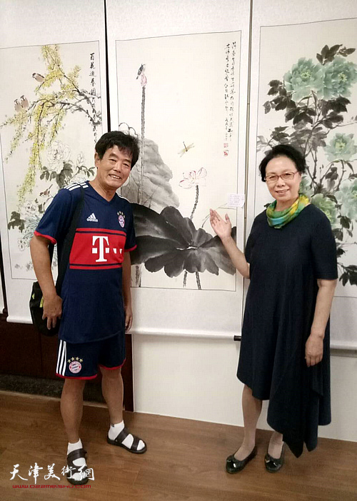 崔燕萍与学生赵国明在画展现场。