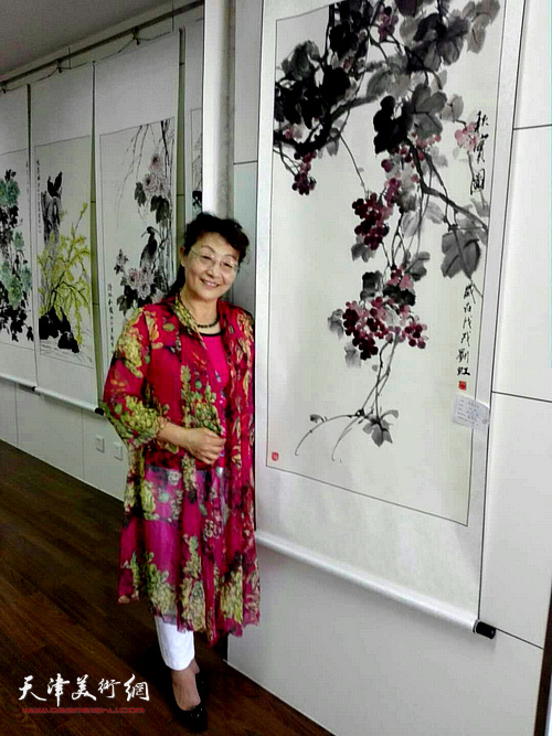 学生刘虹在画展现场。