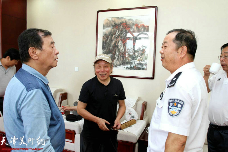 张永生、董嘉田与康宁监狱的监狱长高和贤在活动现场交流。