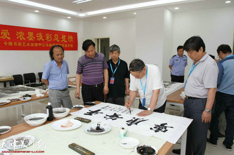 郭凤祥、张礼军、翟鸿涛、丛合滋、王连宏在活动现场创作。