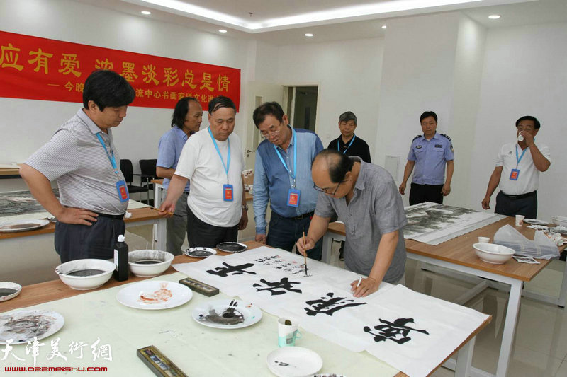 张永生、郭凤祥、翟鸿涛、孙占元在活动现场创作。