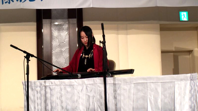 画家、古琴推广者马丽亚在开幕现场演奏中国古琴。