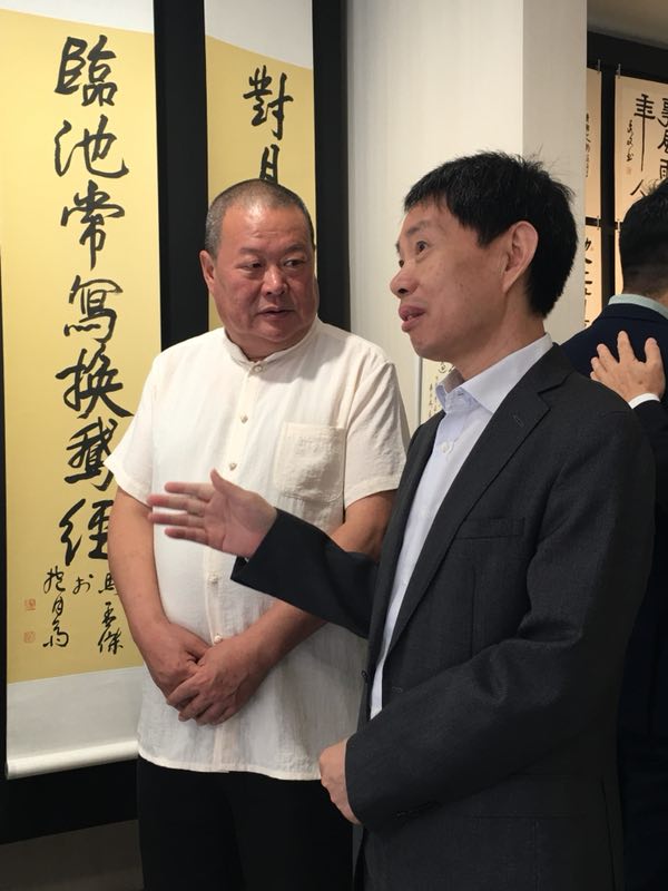 艺述中国之旅代表团团长户思社与马孟杰在展览现场。