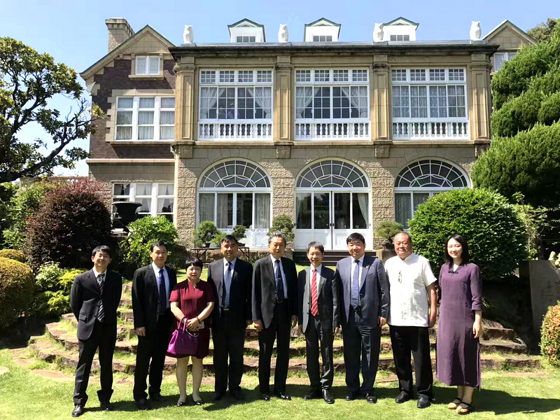 艺述中国之旅代表团拜会日本前首相鸠山由纪夫。