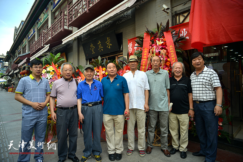 左起：李鹤、王金厚、孙贵璞、李建华、马寒松、张学强、刘家栋、翟洪涛在活动现场。