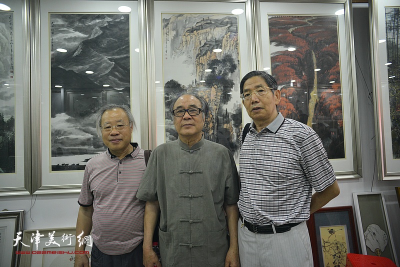 左起：王金厚、郭书仁、柴寿武在画展现场。