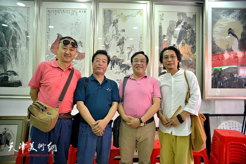 左起：柴博森、杨建国、陈钢、刘砚山在画展现场。