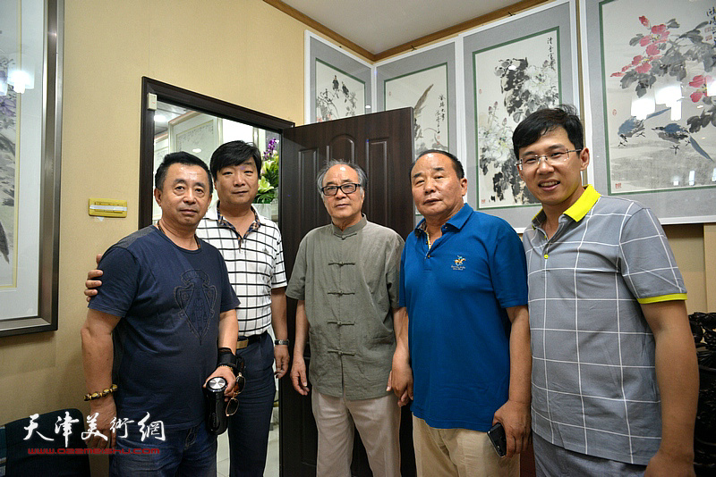 郭书仁、翟洪涛、李建华、李鹤在画展现场。