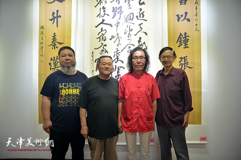 左起：张法东、董铁山、陈栋琨、房师武在书法展现场。