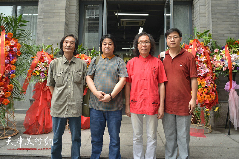 左起：田耀泉、张同明、陈栋琨、刘镪在书法展现场。
