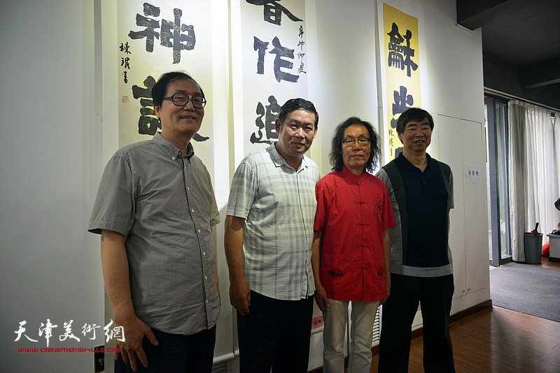 陈栋琨与陈栋玲等来宾在书法展现场。