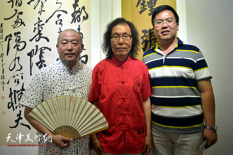 陈栋琨与缪文杰、李欣在书法展现场。