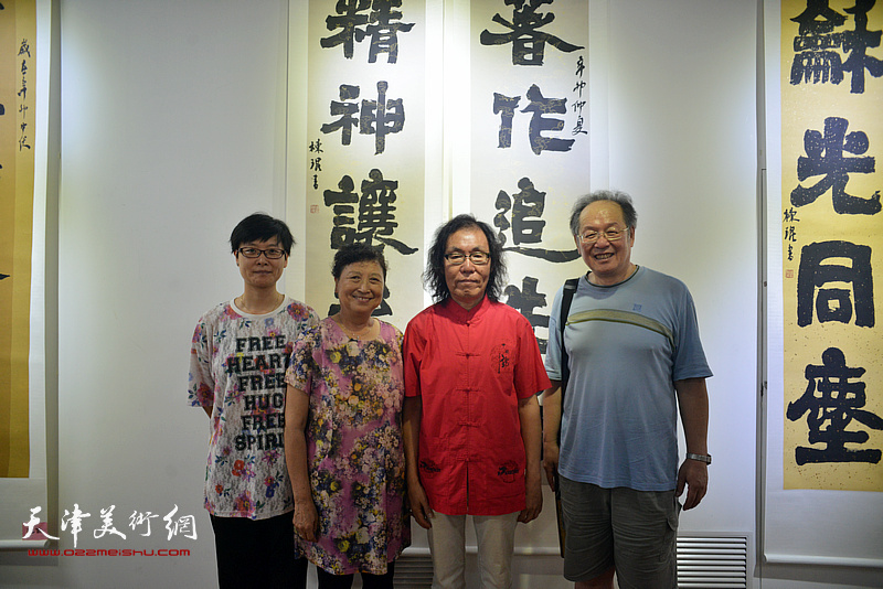 陈栋琨与姜钧杰等在书法展现场。