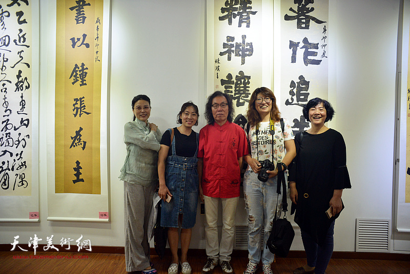 陈栋琨与来宾在书法展现场。