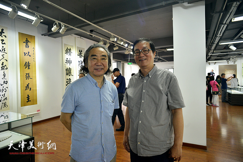 王小杰、陈栋玲在书法展现场。