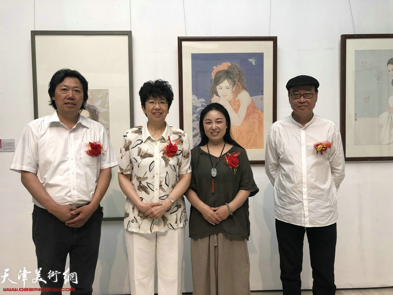 左起：丁杰、赵实、于栋华、陈孟昕参观于栋华画展并合影