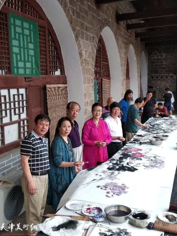 天津采风艺术团一行在碛口的交流笔会上。