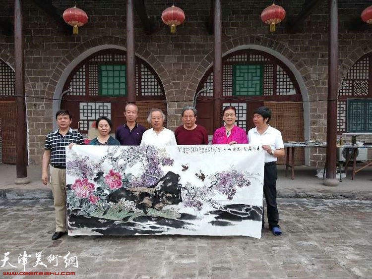 天津采风艺术团一行在碛口的交流笔会上。