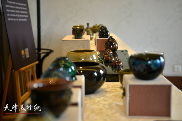 沙龙现场展示的陶艺艺术家郑勇先生寿州窑作品。