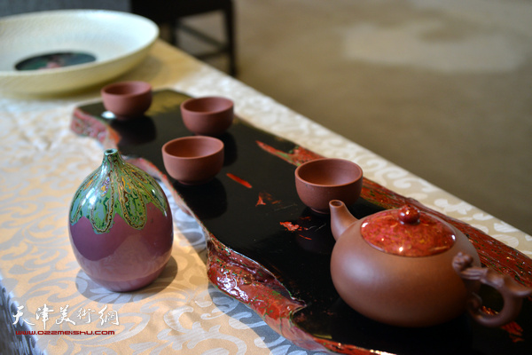 沙龙现场展示的陶艺艺术家郑勇先生寿州窑作品。