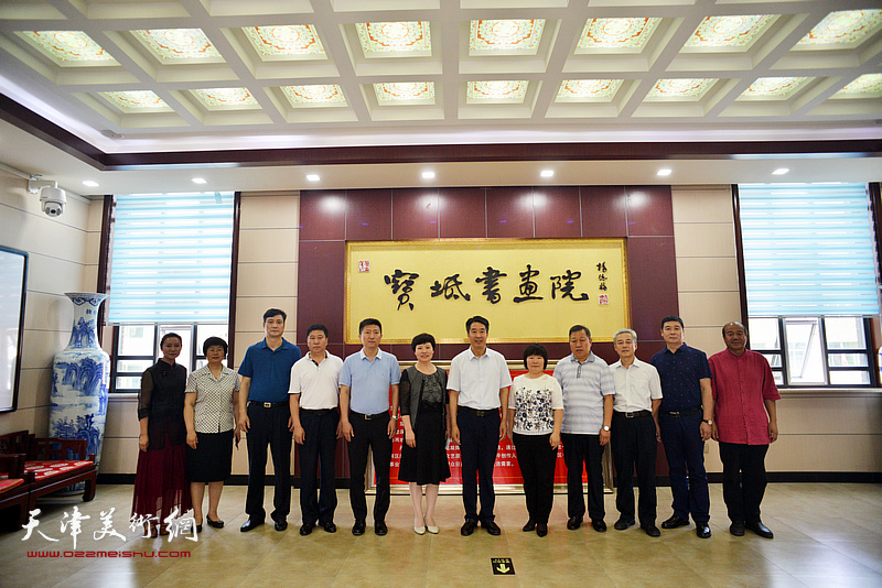 杨广才、刘亚秀、王栩东等两区领导在作品联展现场。