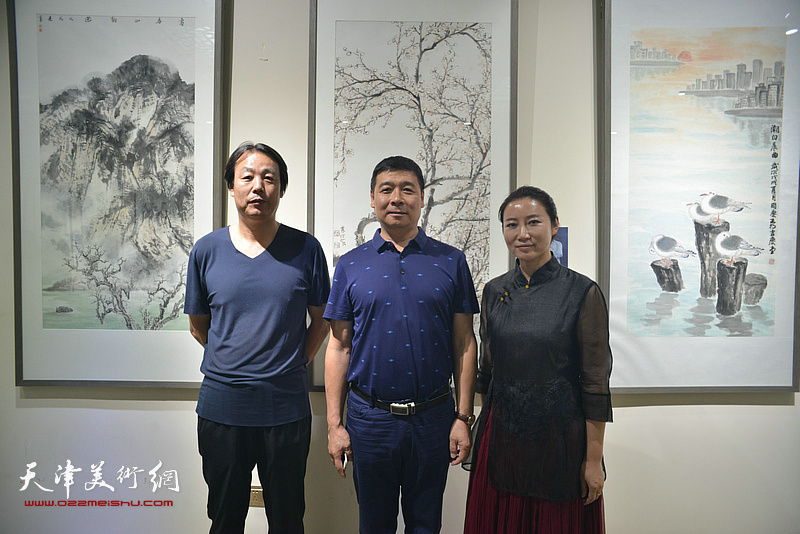 马天众、赵红云、孔宪江在作品联展现场。