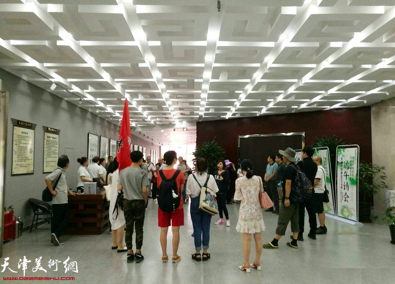 天津城市画派走进东丽采风活动来到东丽美术馆。
