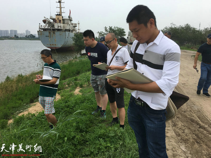 天津城市画派走进东丽采风活动在老船坞写生中