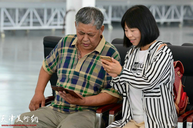 东丽区画家刘茂群、杜松兰在交流