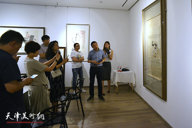鼎天中国书画鉴定专家何纯在媒体通报会现场介绍拍品。