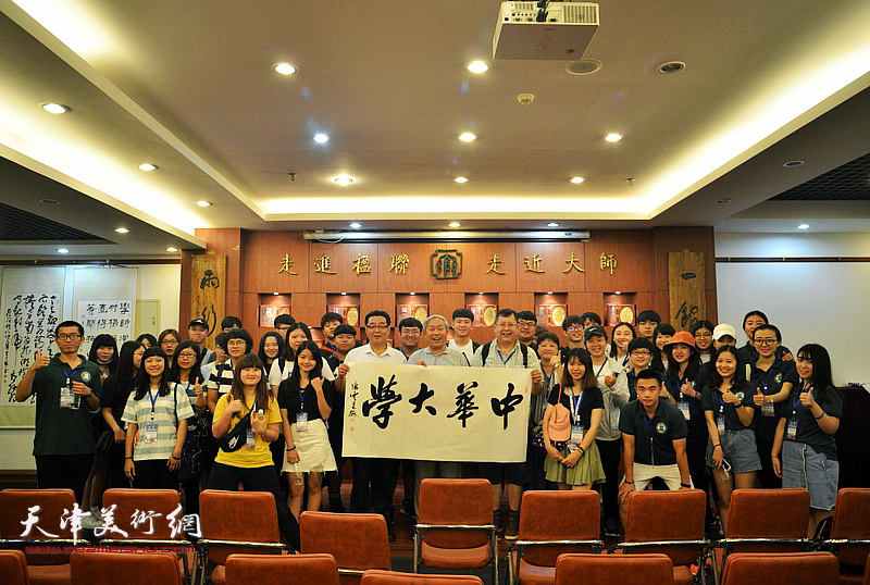 台湾中华大学师生一行莅临中国楹联博物馆参观交流