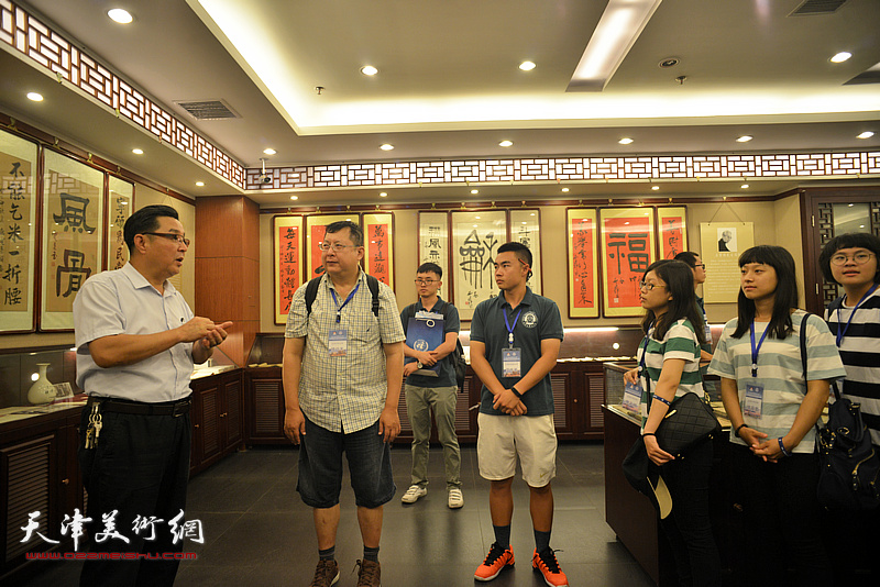 陈伟明向台湾中华大学师生介绍天津的人文历史和开展楹联教育普及活动。