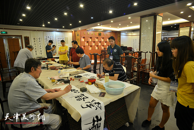 台湾中华大学师生观赏天津诗联书画界名家创作。