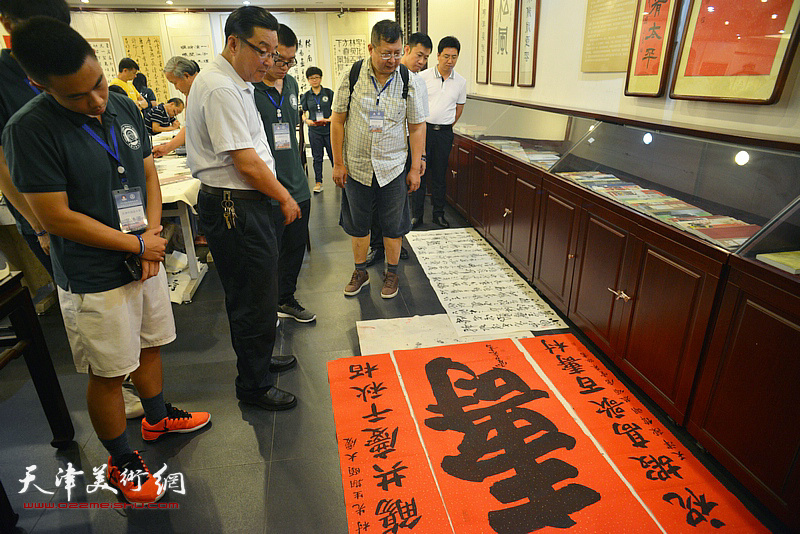 台湾中华大学师生观赏天津诗联书画界名家创作。