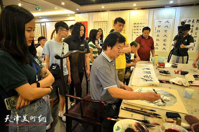 台湾中华大学师生观赏史振岭绘画创作。