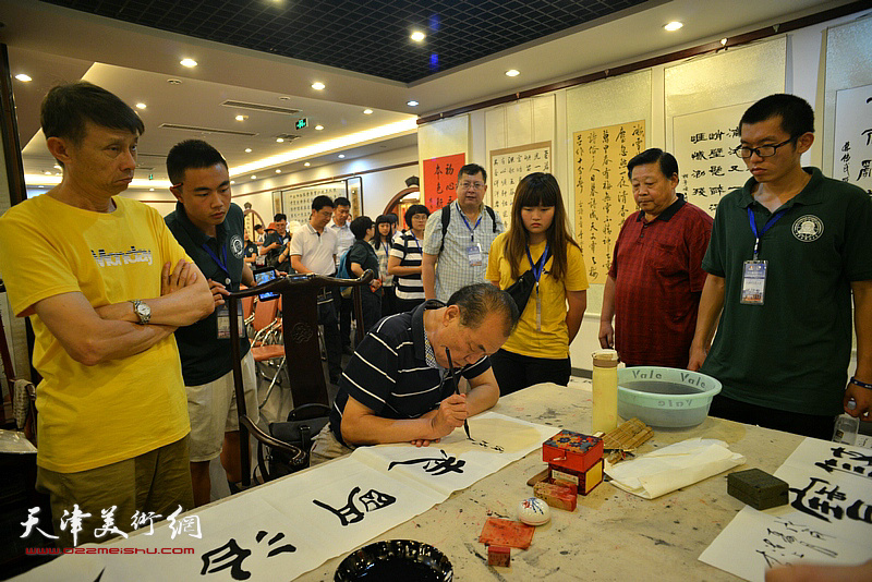 台湾中华大学师生观赏陈传武书法创作。