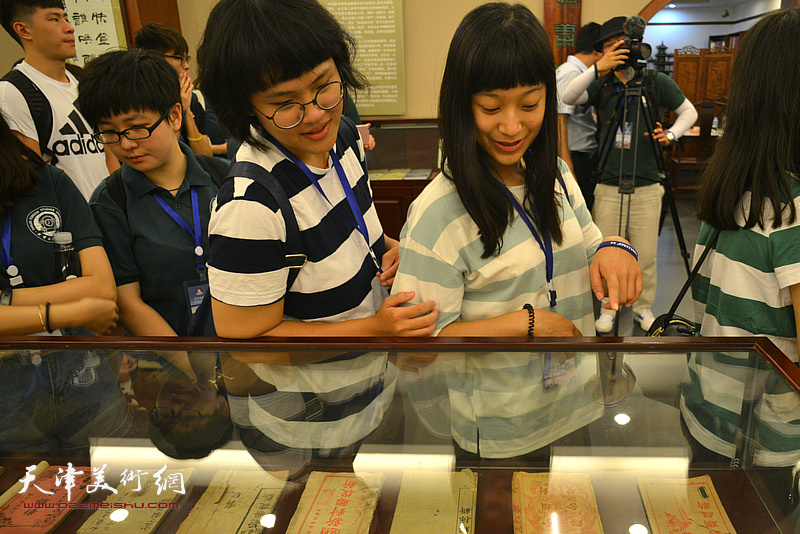 台湾中华大学师生观赏中国楹联博物馆藏品。